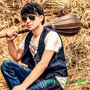 美女光着下体扒开内裤
